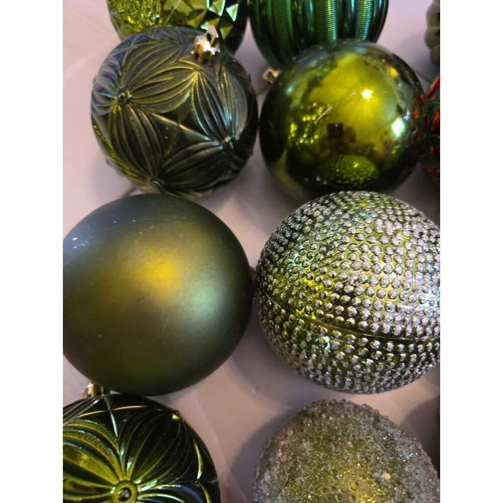 HOLIDAY‎ TIME 18 SHATTERPROOF HANGING ORNAMENTS ROUND BALLS Green